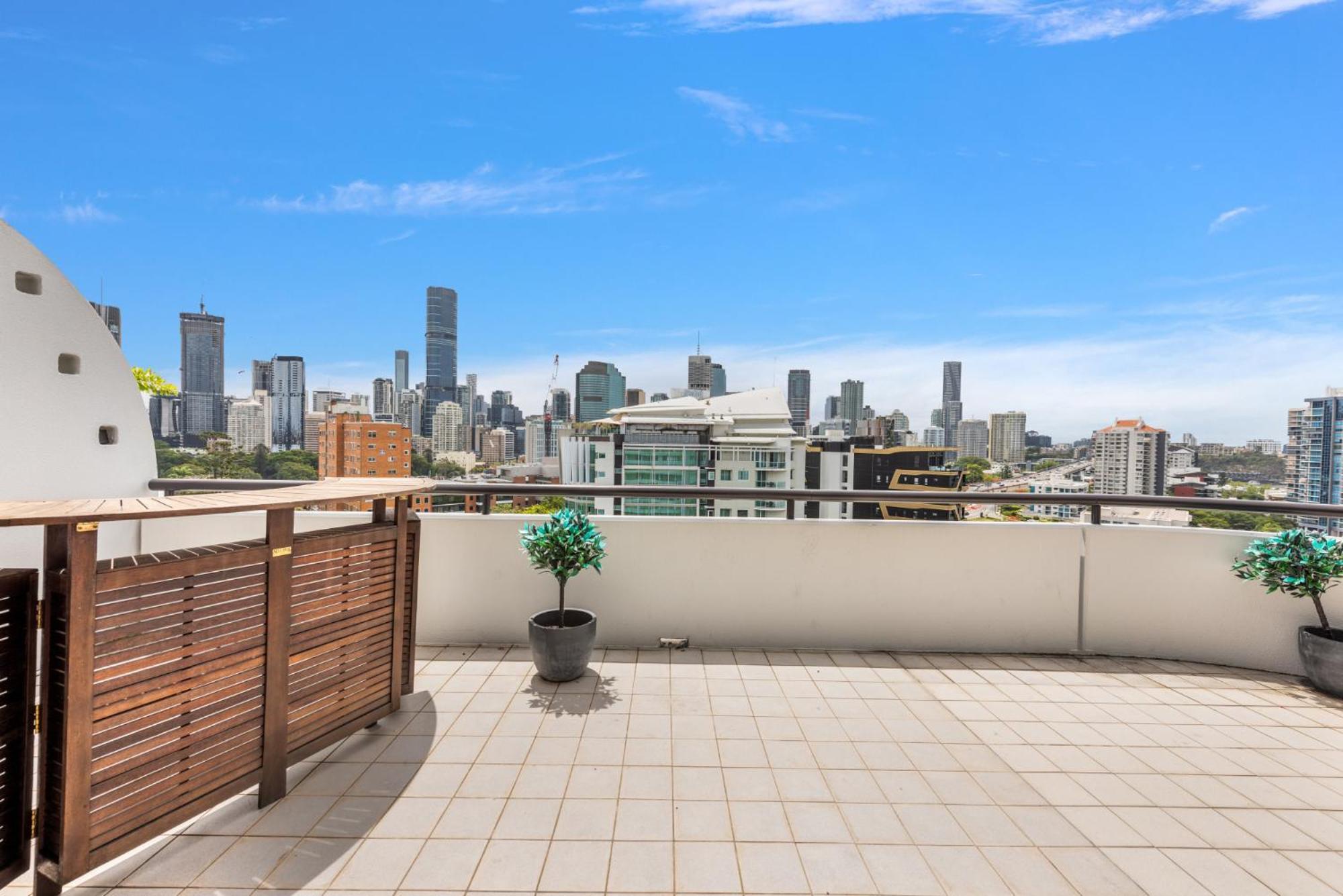 브리즈번 Lavish 3-Bed With Wraparound Balcony And Pool 아파트 외부 사진