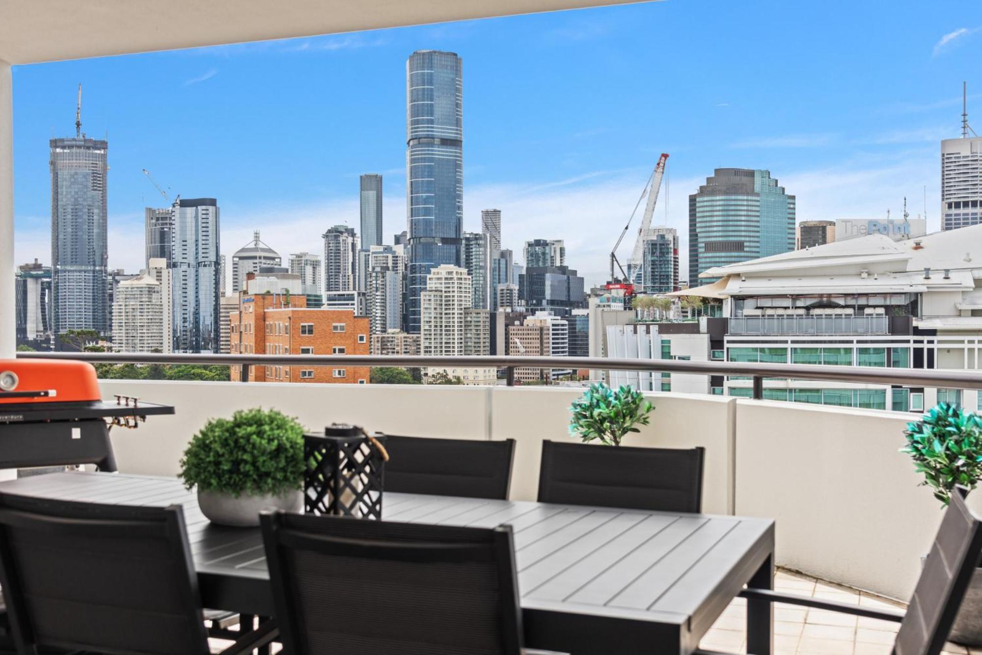 브리즈번 Lavish 3-Bed With Wraparound Balcony And Pool 아파트 외부 사진