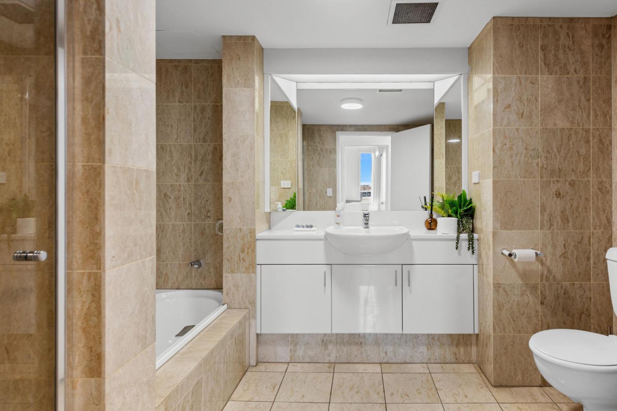 브리즈번 Lavish 3-Bed With Wraparound Balcony And Pool 아파트 외부 사진