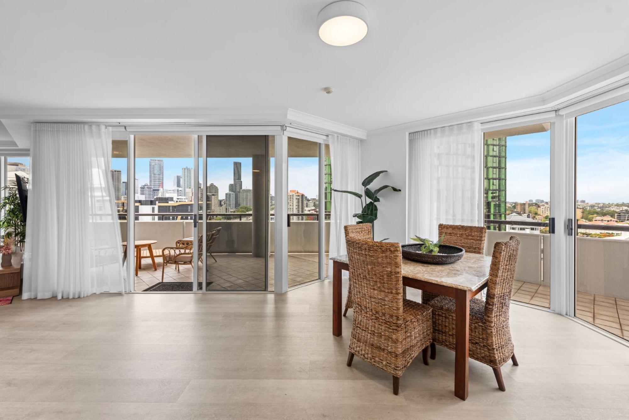 브리즈번 Lavish 3-Bed With Wraparound Balcony And Pool 아파트 외부 사진